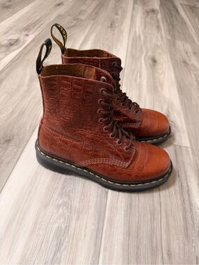 Dr. Martens Pascal Croc Embossed Leather 8-Eye Boots Women’s US 7 Men’s 5 EU37